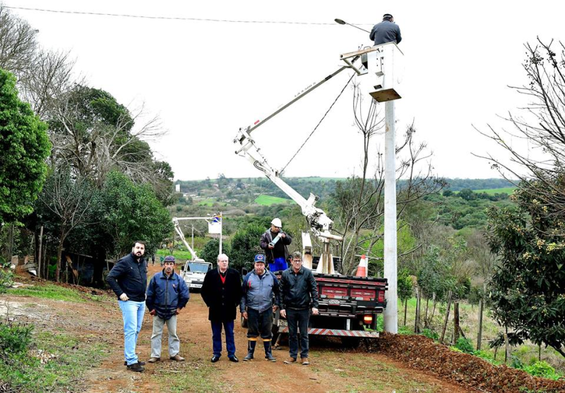 Prefeito em Exercício visita obras no Bairro Tesche