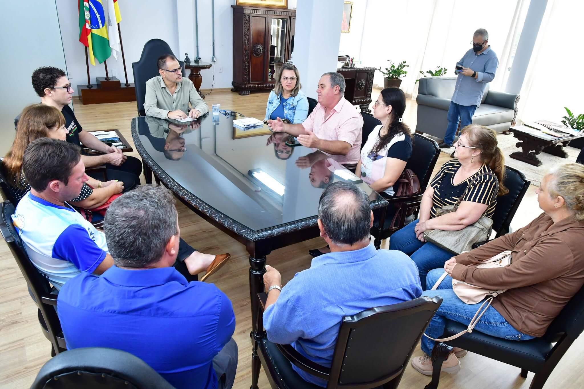 Prefeito em exercício recebe comunidade do Bairro São Carlos