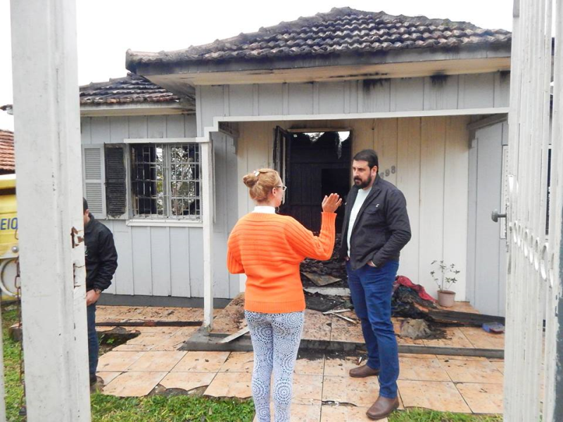Habitação anuncia apoio à família que teve casa destruída em incêndio