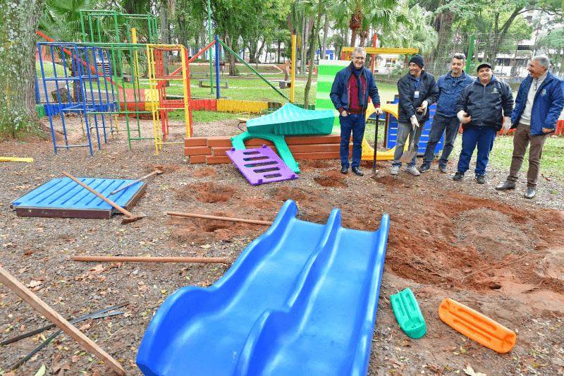 Escolas municipais recebem novos parquinhos recreativos