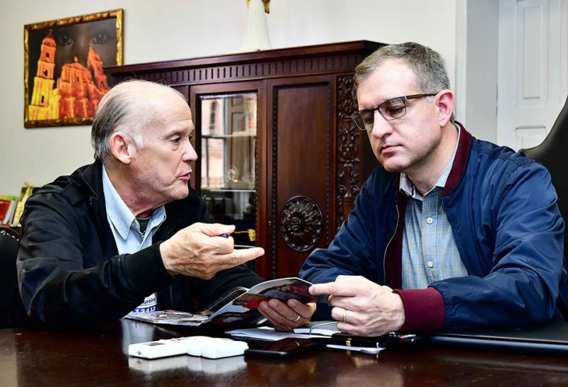 CD “Valores Missioneiros” é entregue ao chefe do Executivo