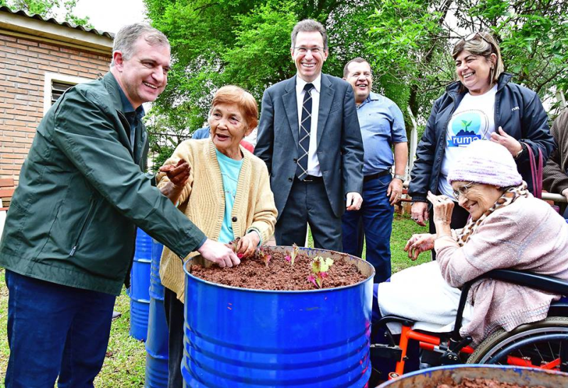 Idosos iniciam plantio de hortaliças em tonéis