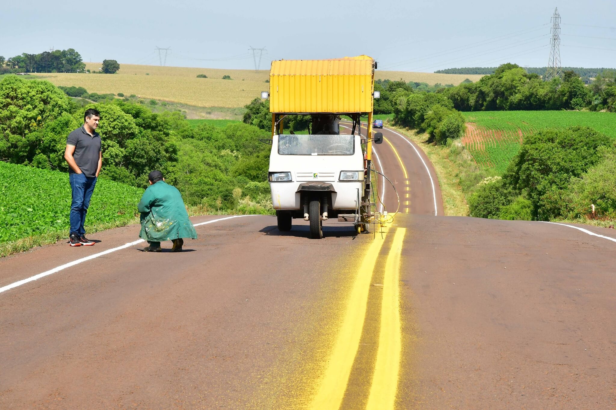PERIMETRAL NORTE RECEBE PINTURA NA PISTA DE RODAGEM