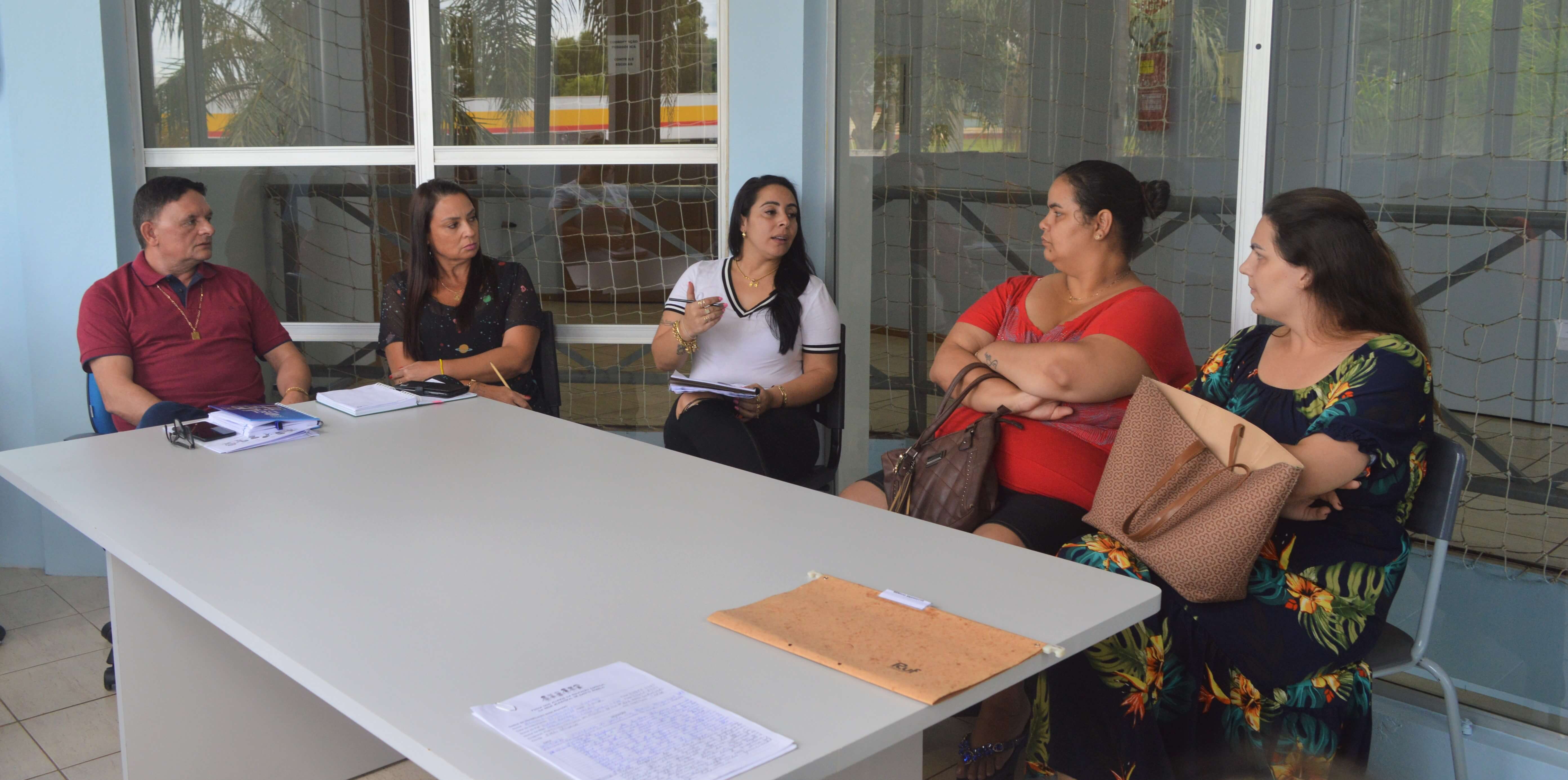 Secretário realiza reunião com a Jaqueline Portalette, mâe de um aluno 