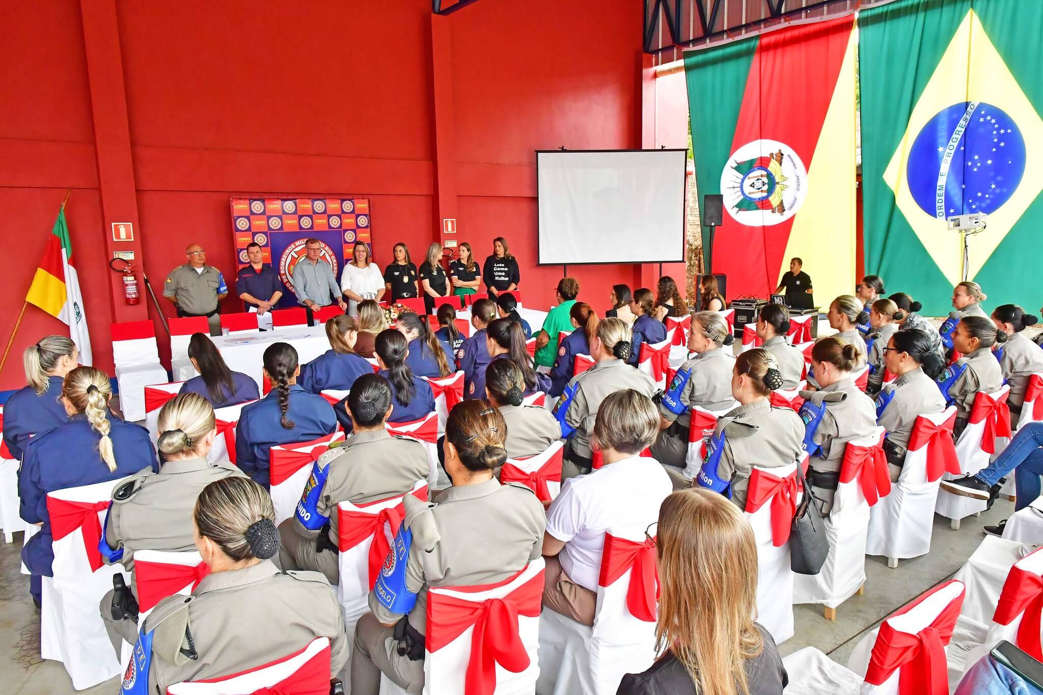 Mulheres da segurança pública são homenageadas em encontro