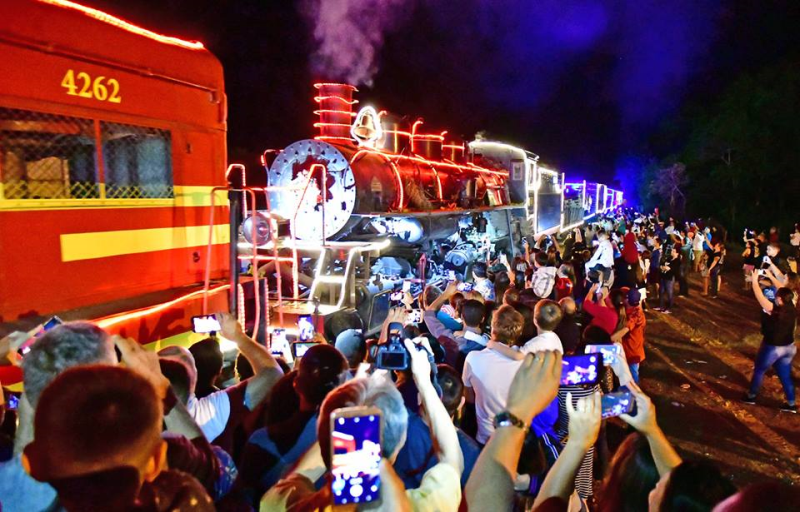 Multidão recebe a Maria Fumaça de Natal em Santo Ângelo