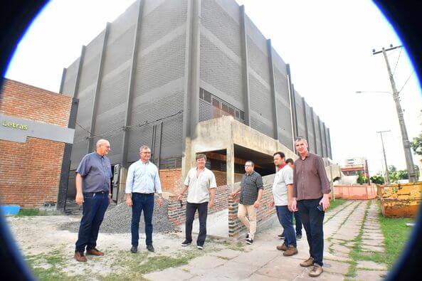 Prefeito visita obras no Teatro Municipal e no Bairro Ditz