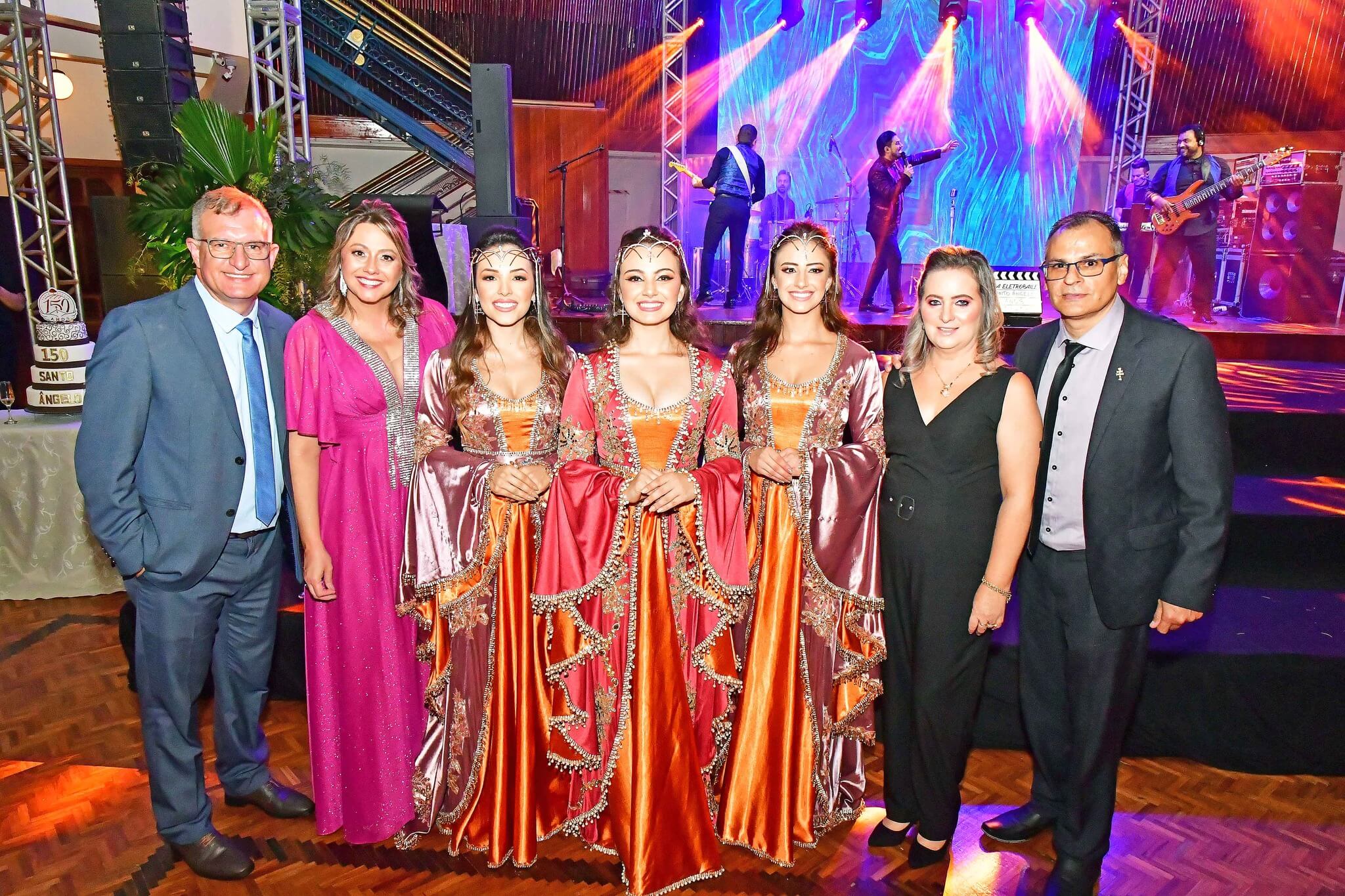 Soberanas do Sesquicentenário são coroadas no Baile do Município