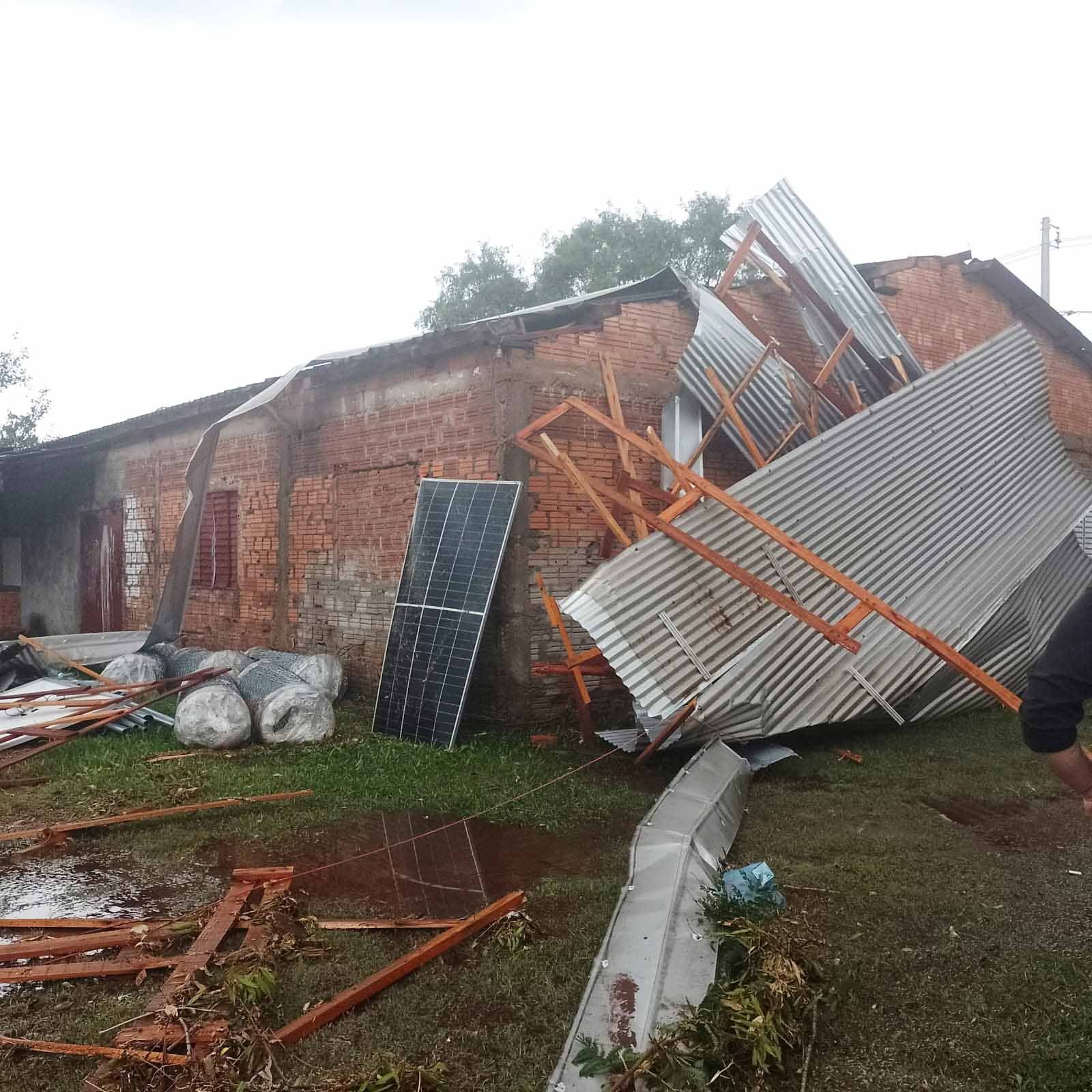 Defesa Civil atende atingidos pelo temporal