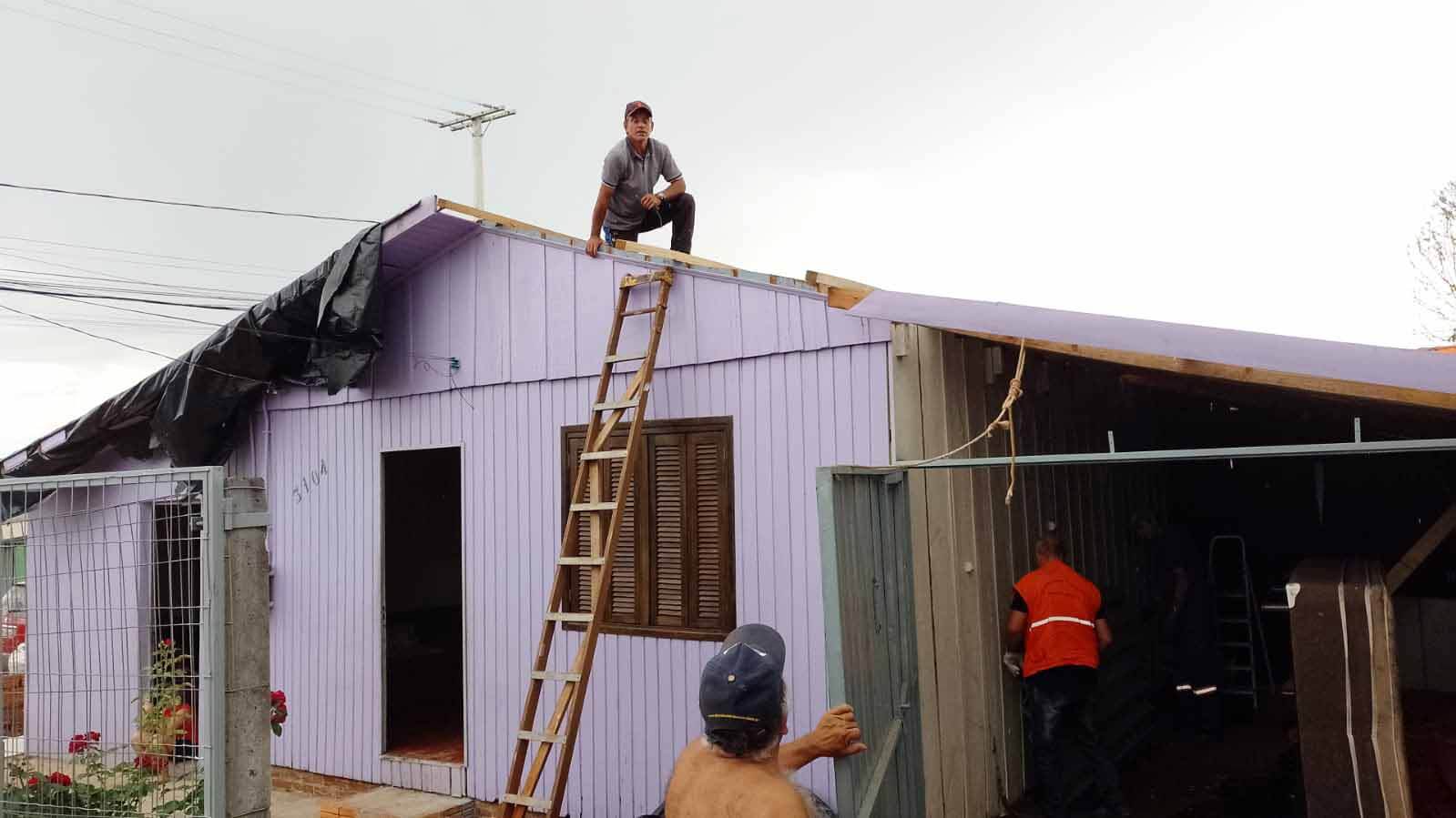 Defesa Civil entrega materiais para famílias atingidas pelo temporal