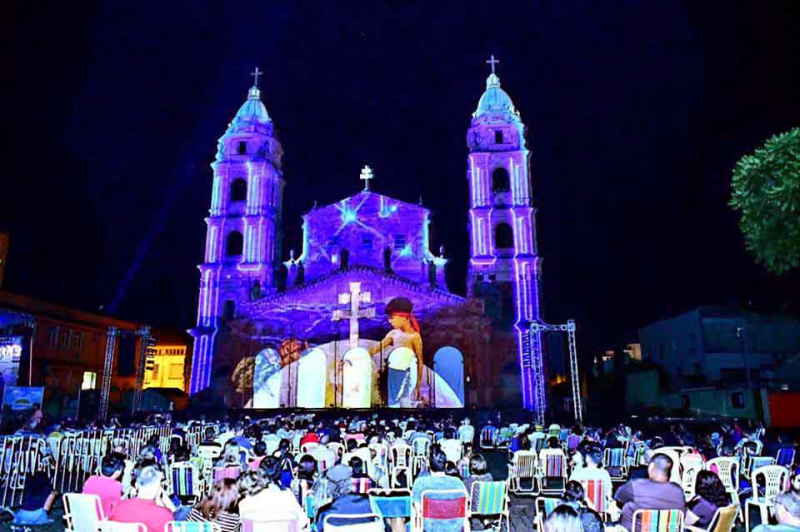 Multidão prestigia primeira noite do Natal Cidade dos Anjos