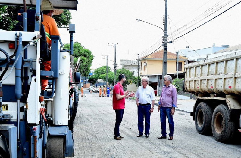 Trecho da Rua Tiradentes recebe obras de recuperação asfáltica
