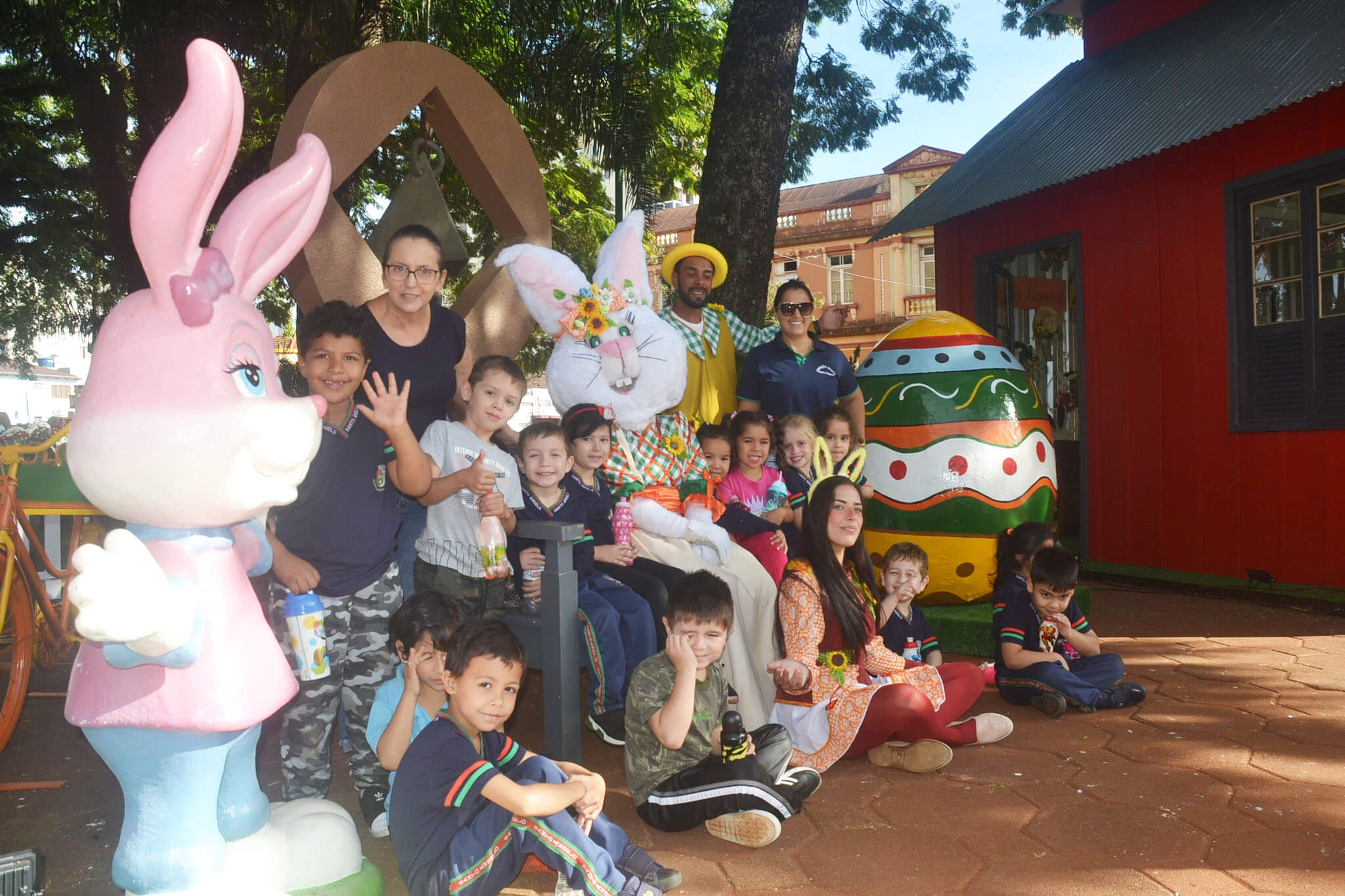 Decoração de Páscoa atrai a comunidade