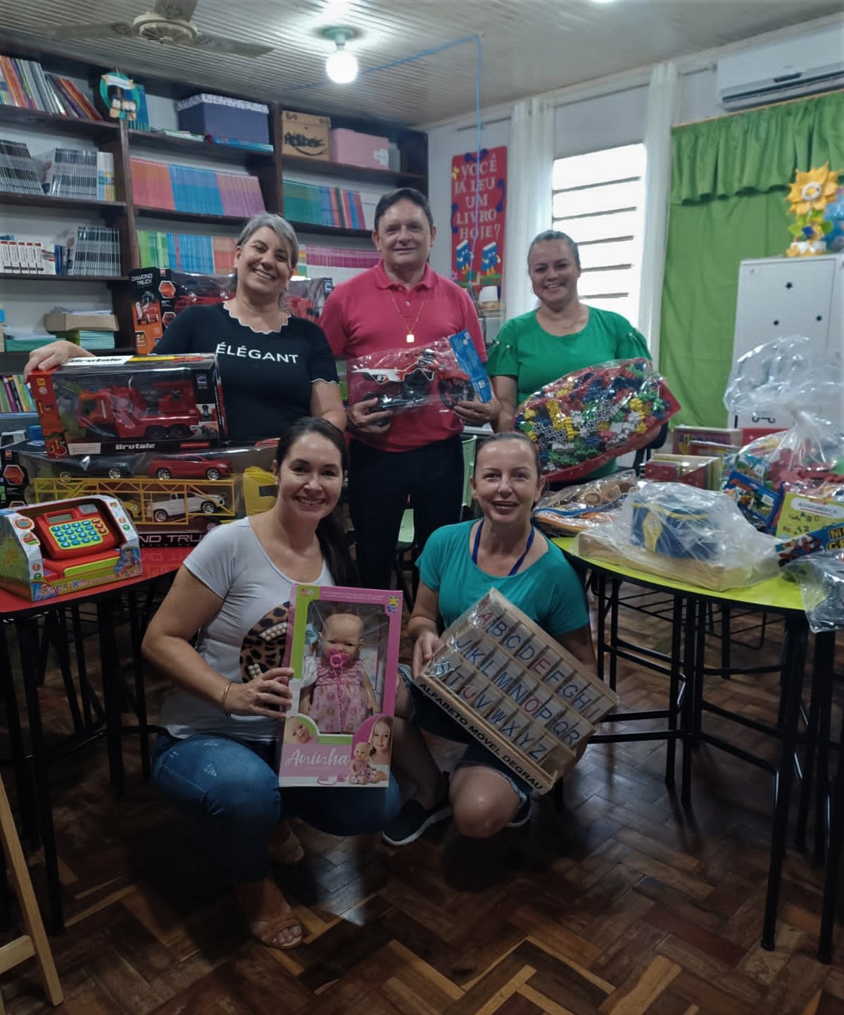 Secretário Valdemir Roepke realiza a entrega de Brinquedos Educativos na escola Antônio Manoel 