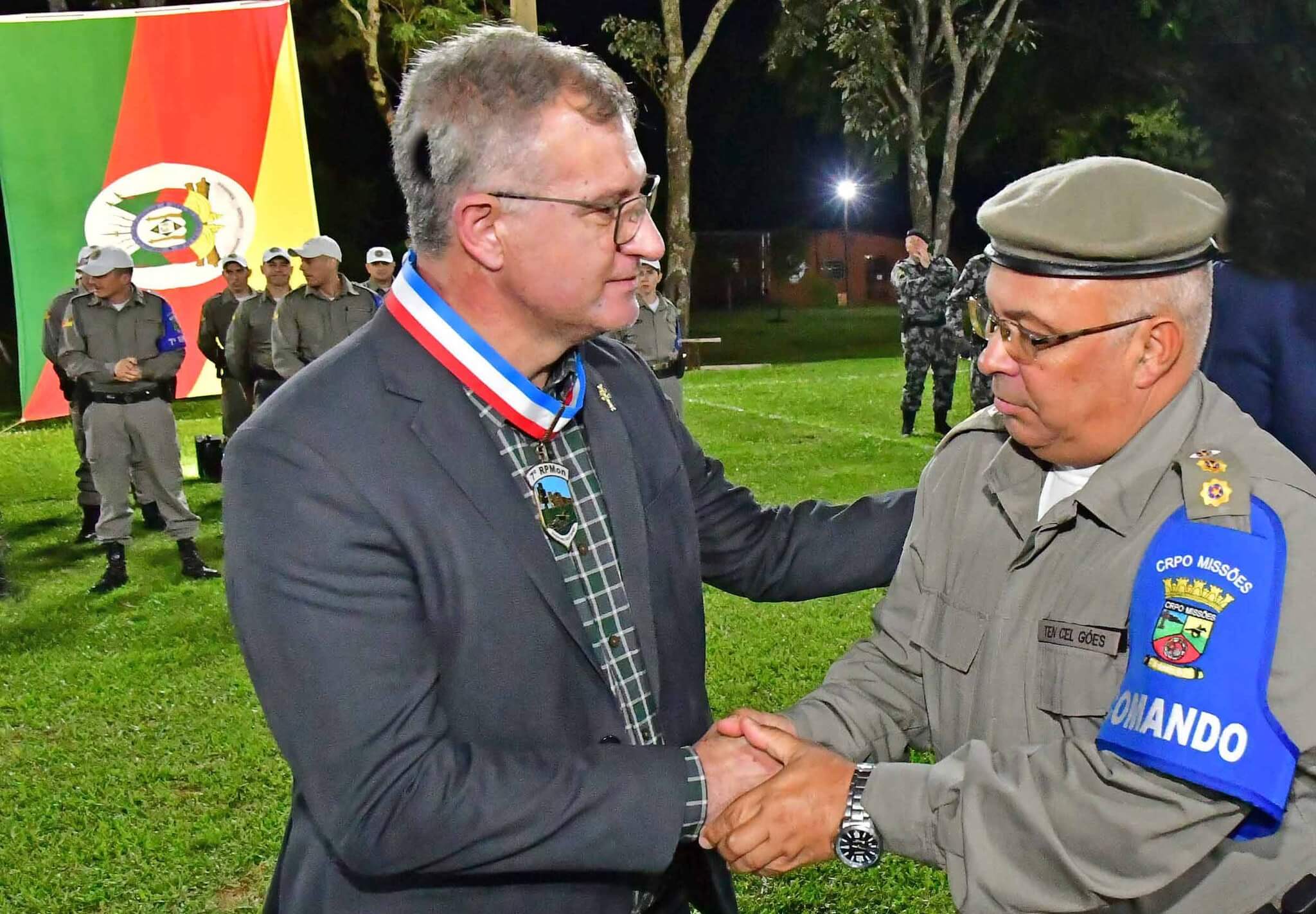 7º RPMon homenageia o prefeito com a Comenda da Cruz Missioneira