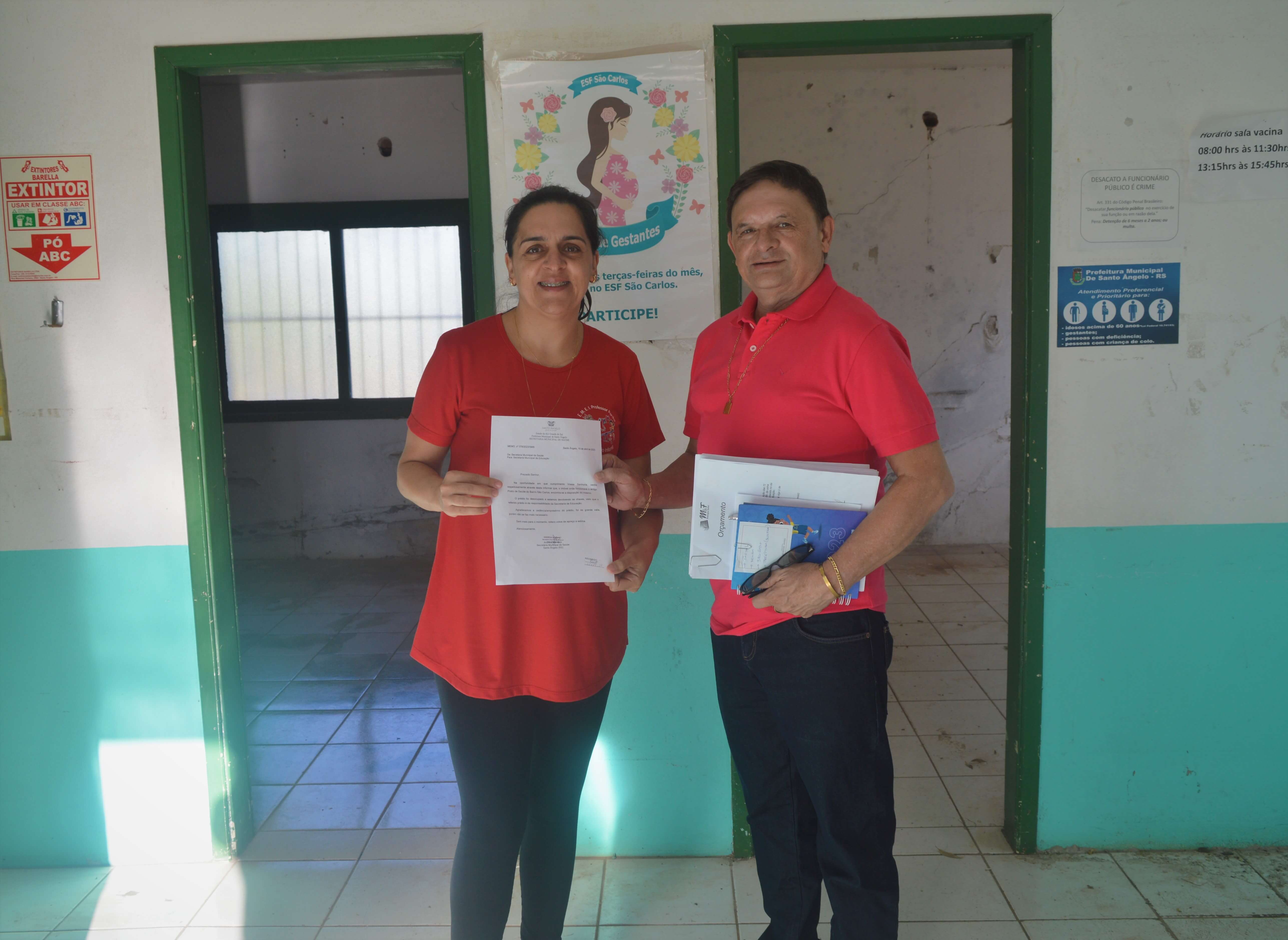 Secretário Valdemir Roepke entrega as chaves do Posto de Saúde no bairro São Carlos para Emei Professor Pardal