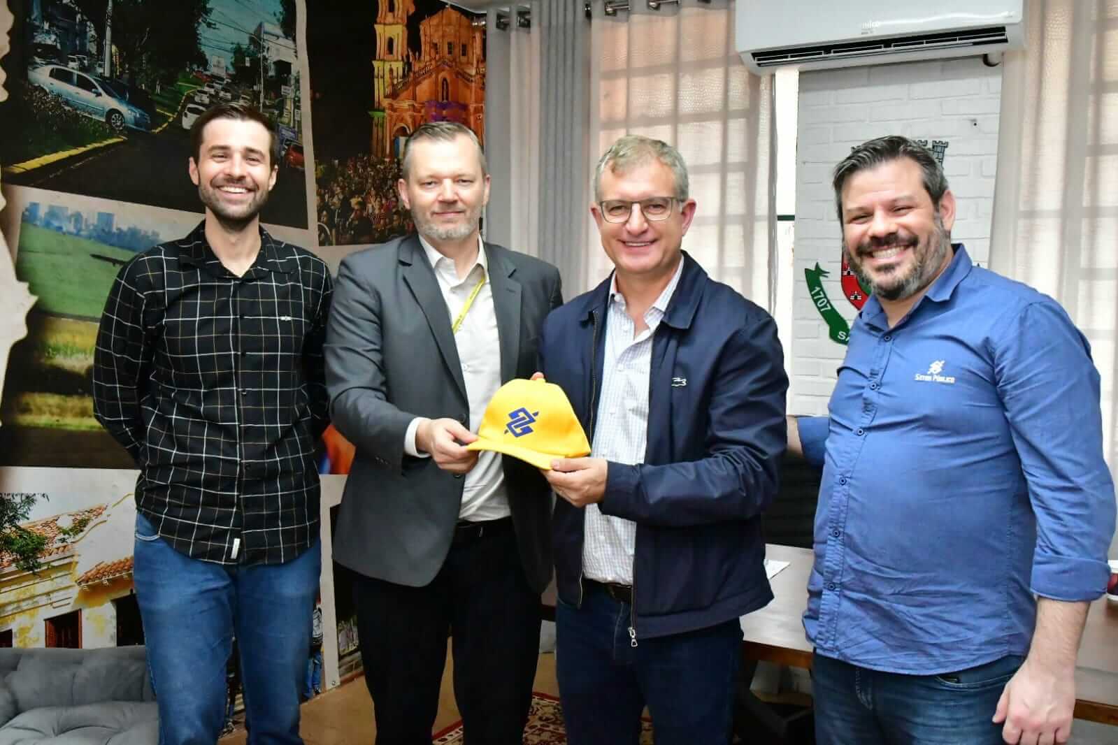 Prefeito recebe novo gerente do Banco do Brasil