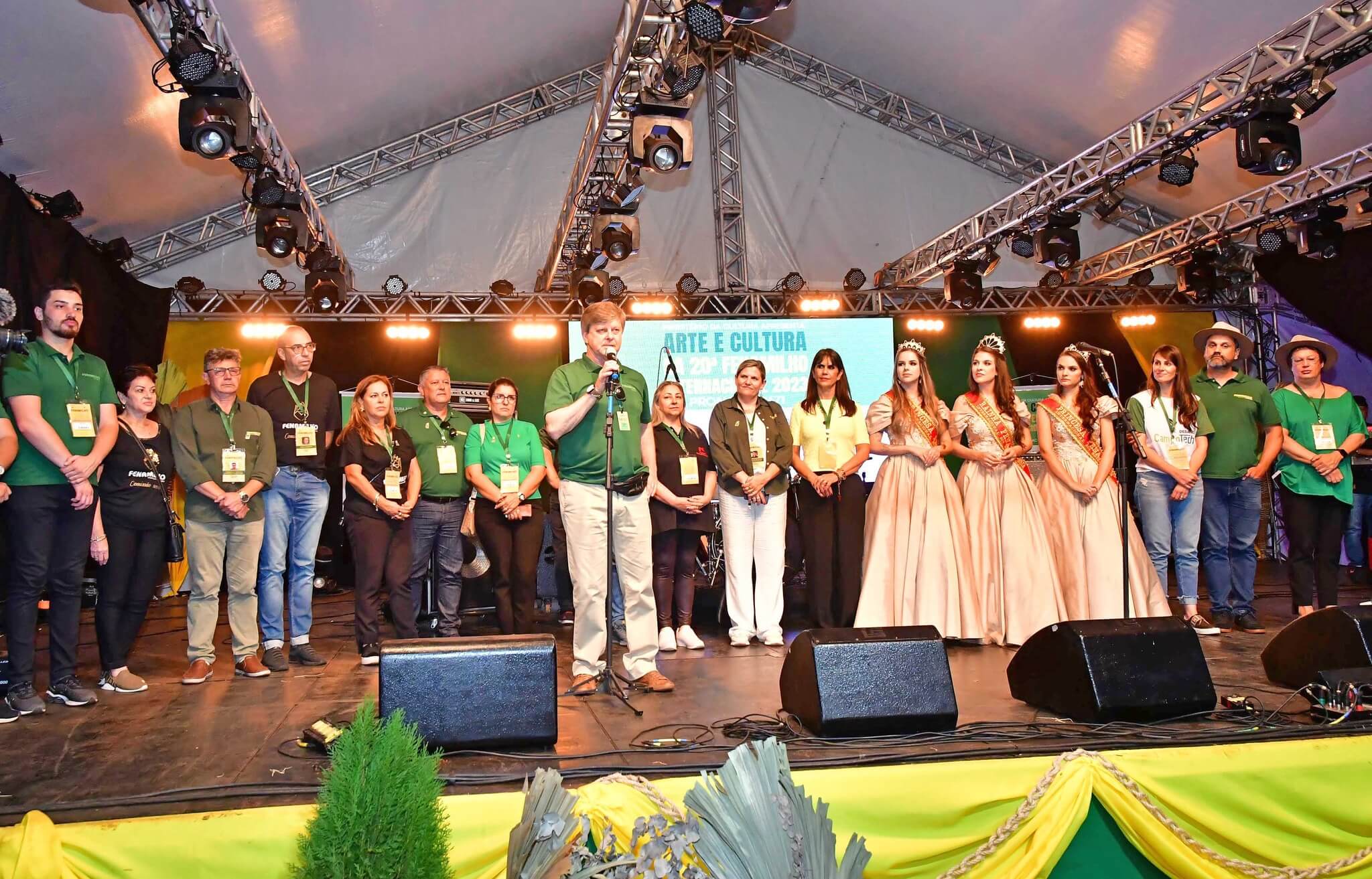 Show de Tati Portella encerrou a 20ª Fenamilho Internacional