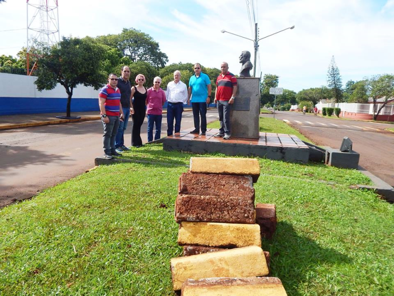 Obras da ciclovia em fase de retirada dos meios-fios dos canteiros centrais