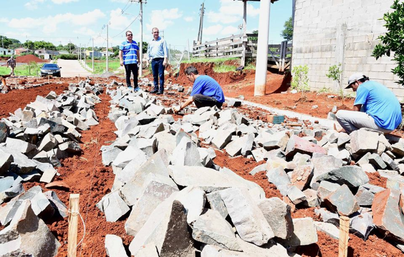 Prefeito acompanha início das obras de calçamento