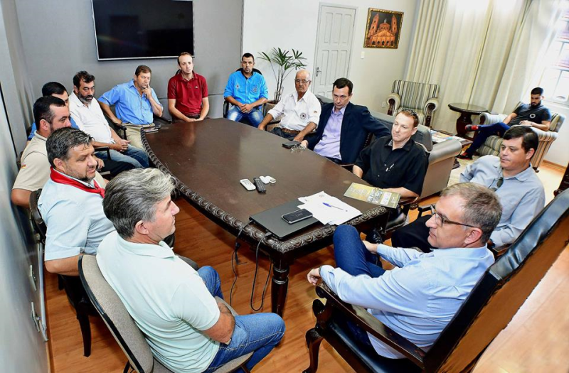 Governo e Assetrasa debatem uso da pista de rodeios do Parque da FENAMILHO