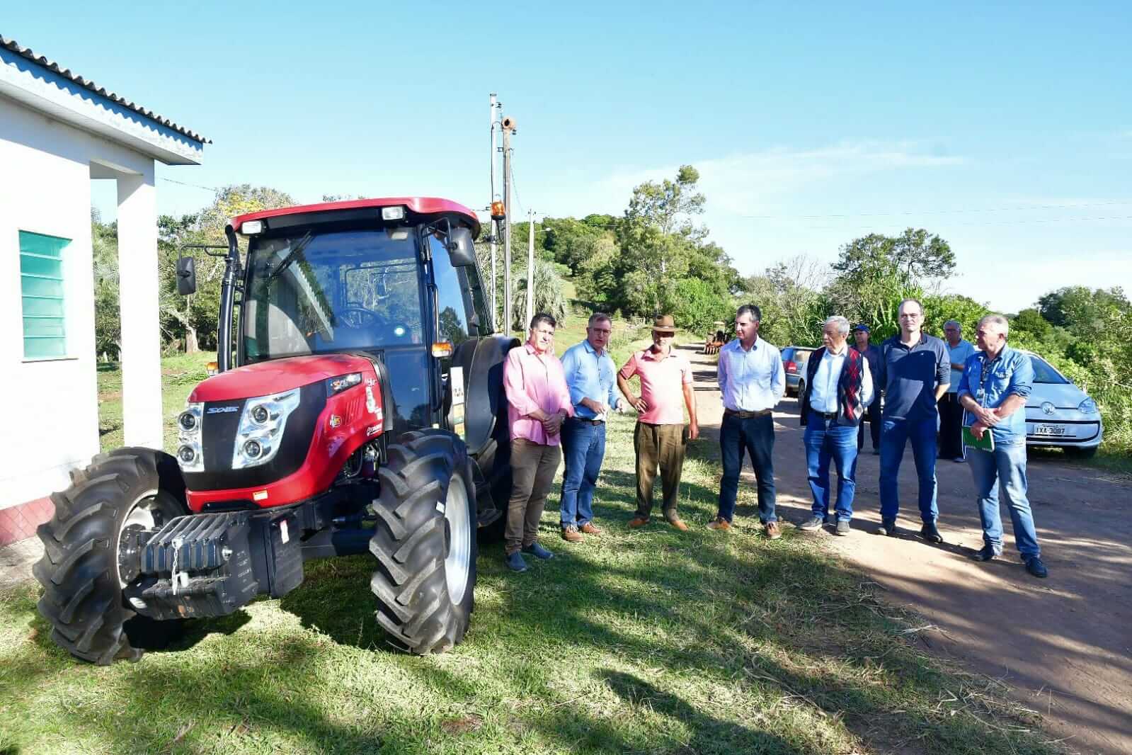 Produtores da Ilha Grande recebem trator auxiliar nas atividades do campo