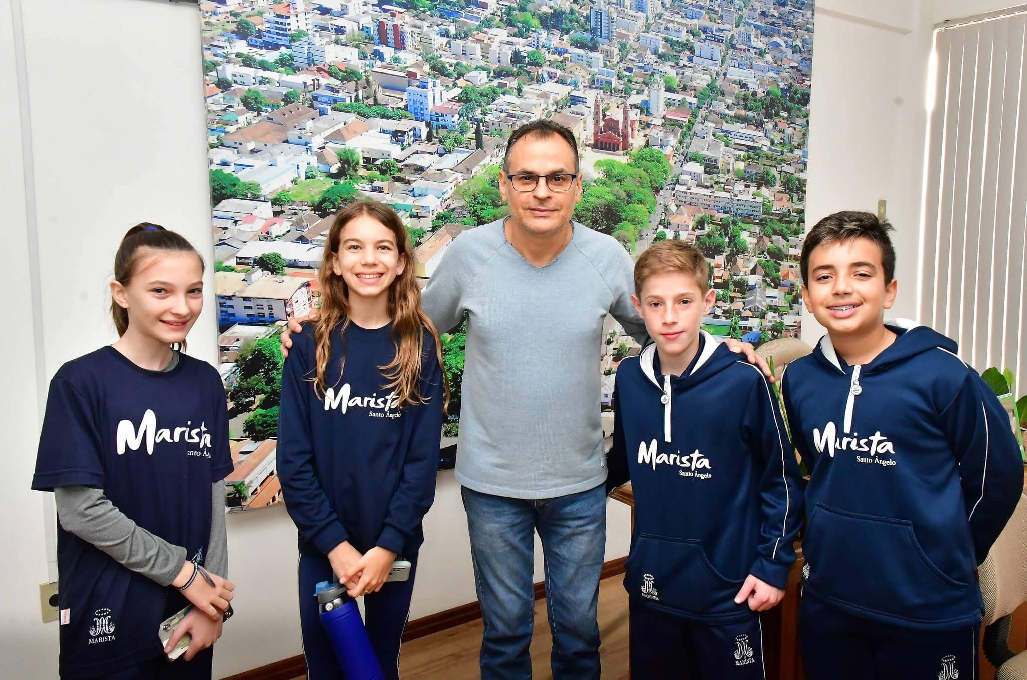 Vice-prefeito recebe alunos do Colégio Marista