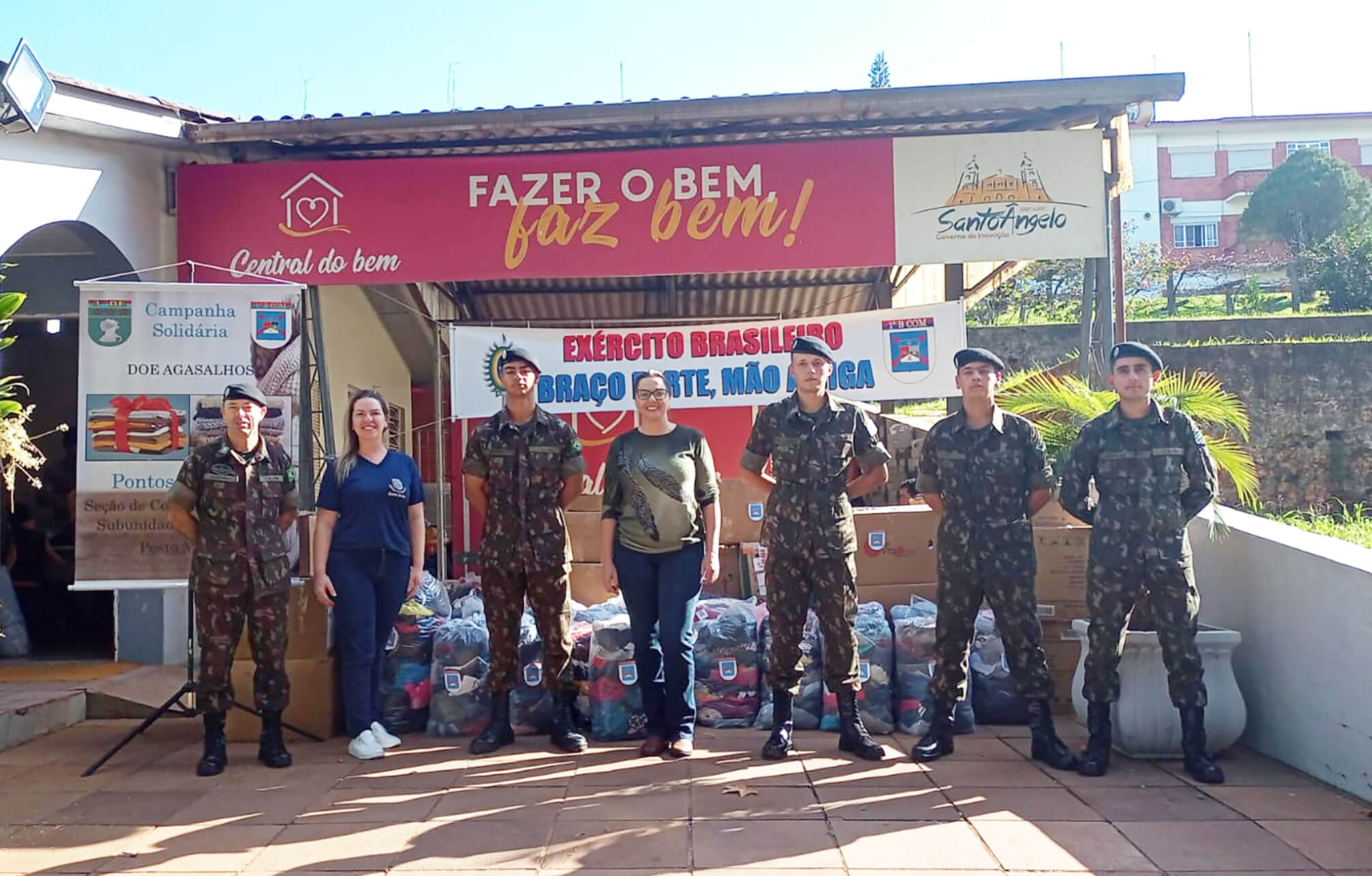 1º BCom repassa agasalhos à Central do Bem