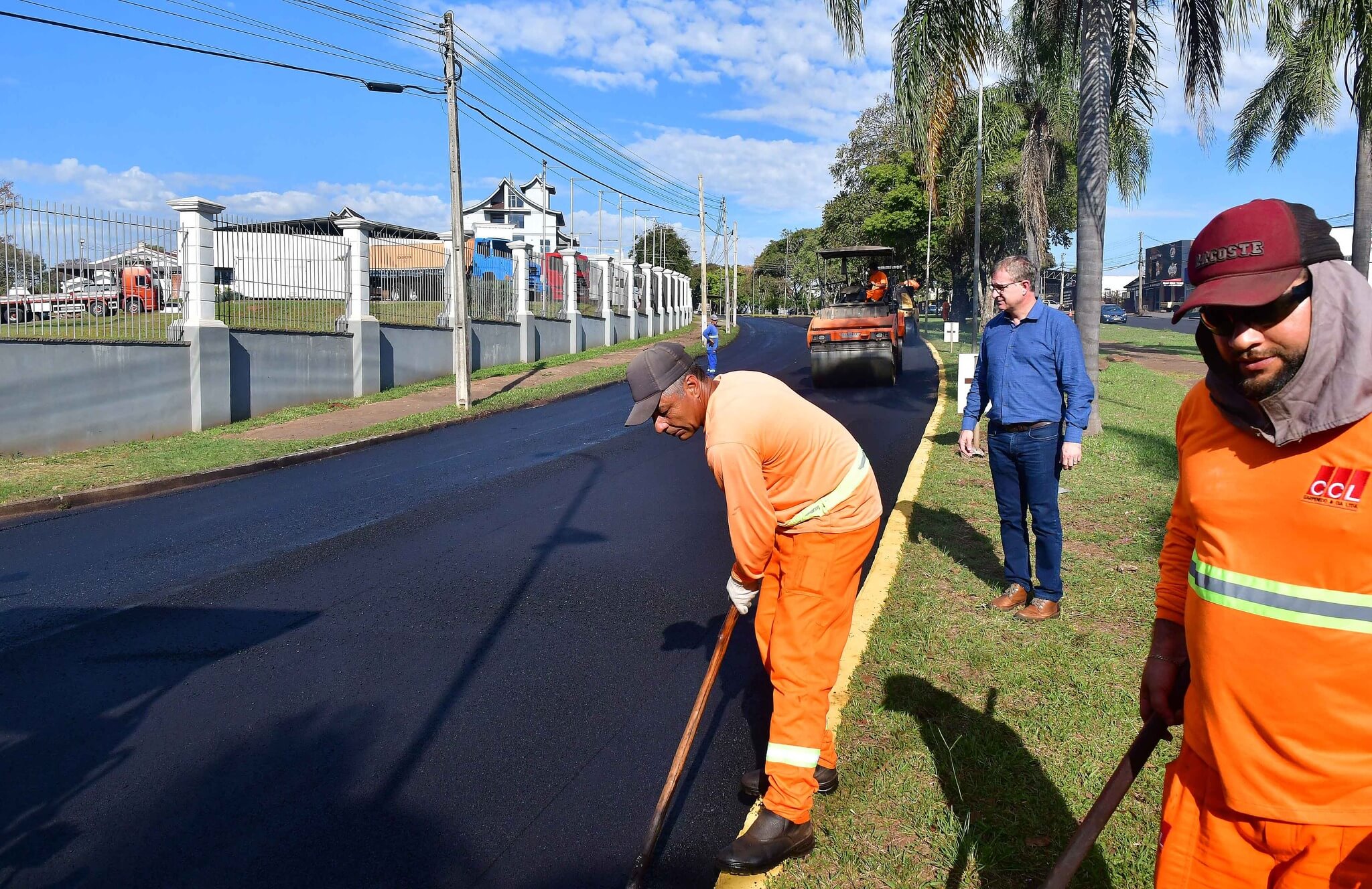 Prefeito vistoria obras de asfaltamento a Avenida Ipiranga