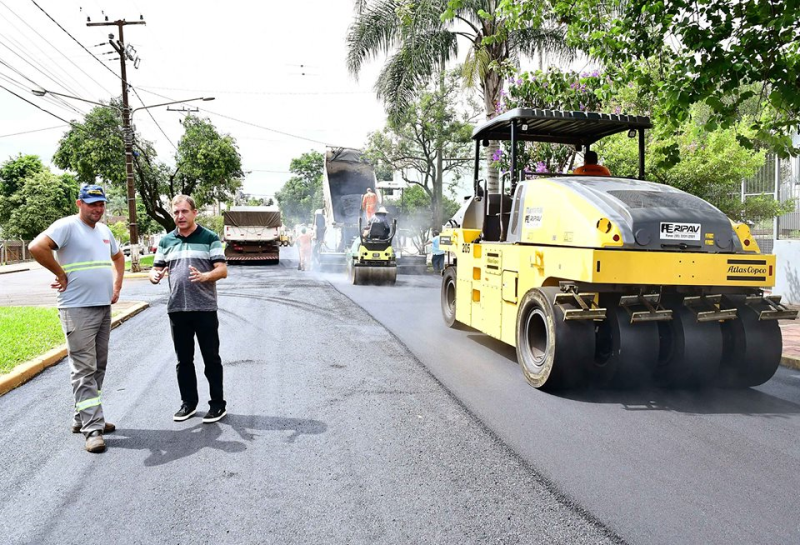 Chefe do Executivo acompanha obras de asfalto na Avenida Getúlio Vargas
