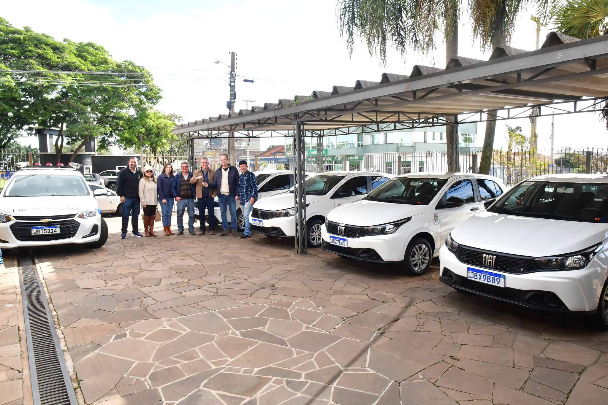 Município repassa cinco veículos para setores essenciais