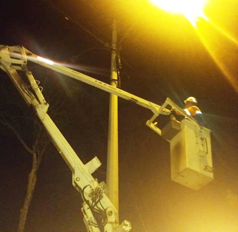 Secretaria de Obras trabalha à noite na manutenção da iluminação pública