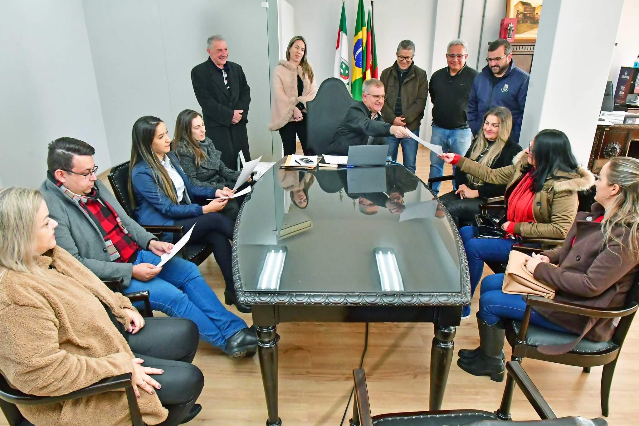 Prefeito empossa novos servidores