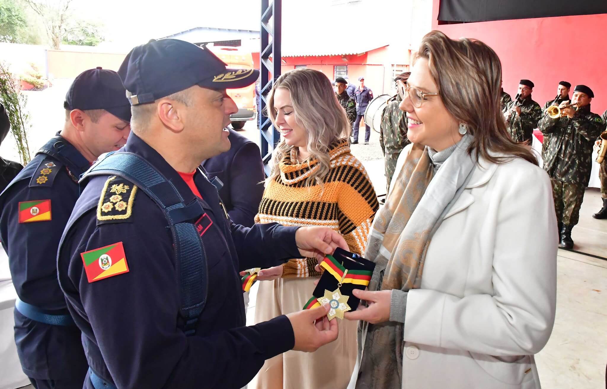 Primeira-dama Juliana Barbosa recebe a Comenda do Corpo de Bombeiros