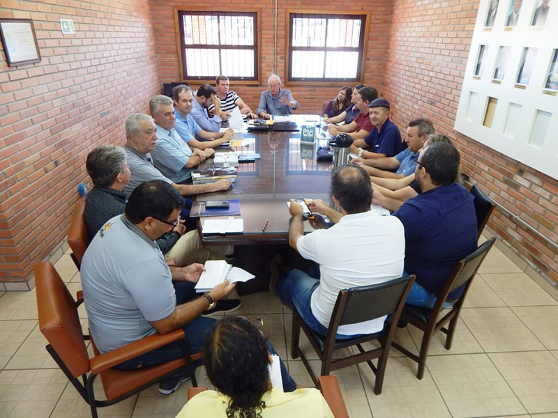 FENAMILHO anuncia shows na terça-feira