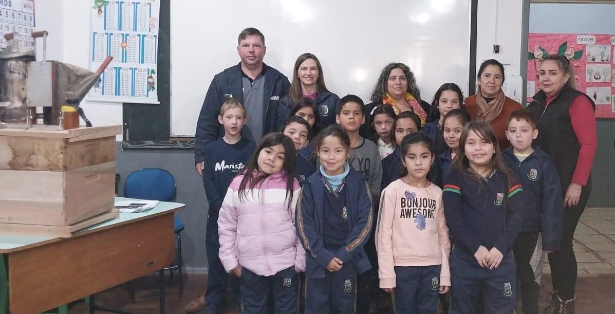 Técnica da SDR palestra sobre abelhas para estudantes
