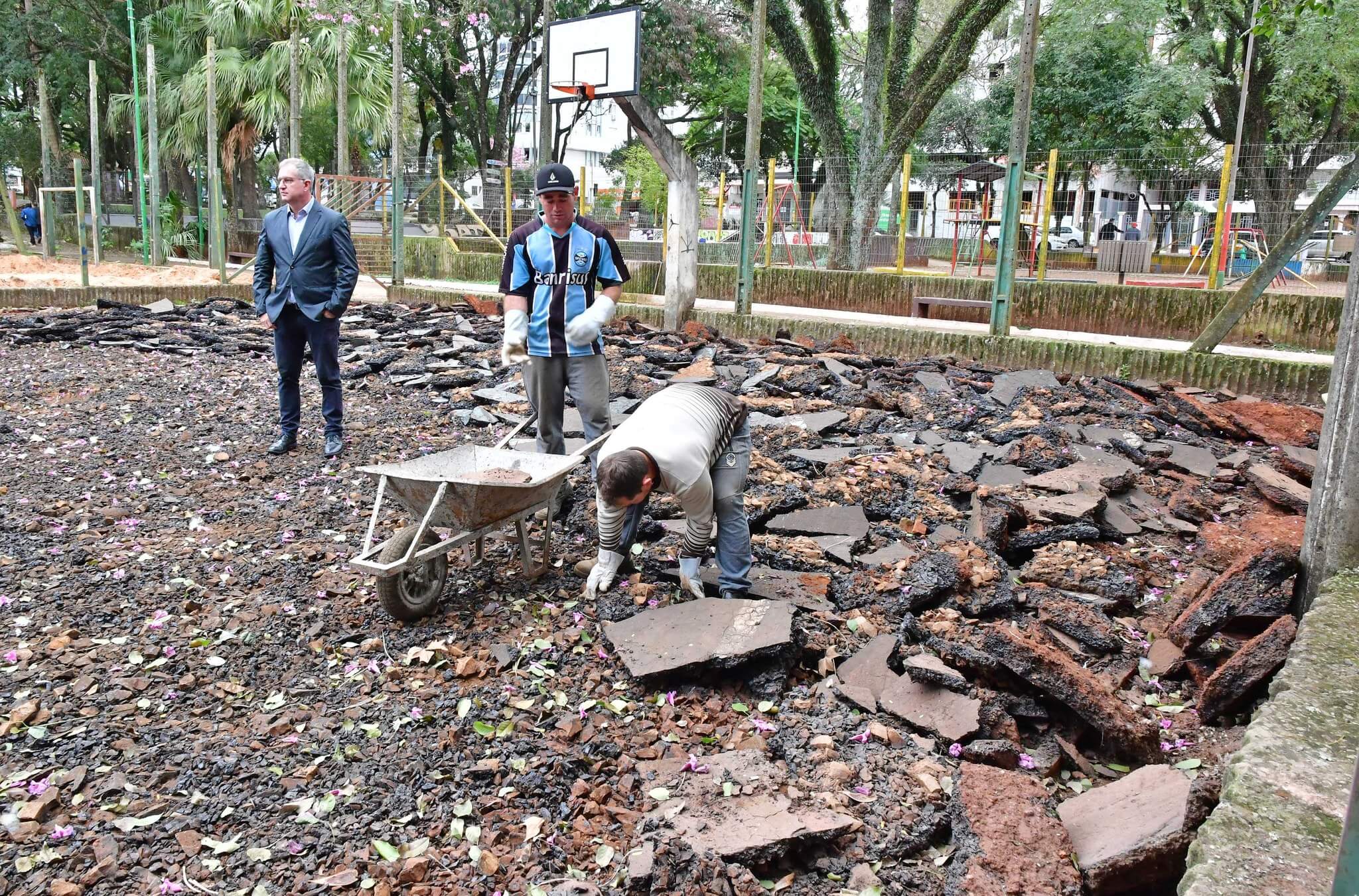 Espaços de lazer da Praça Leônidas Ribas estão sendo revitalizados