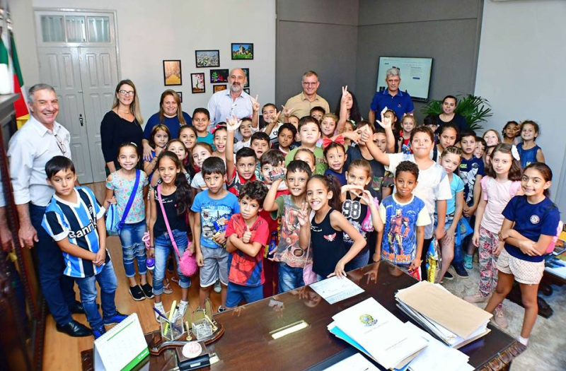 Escola Liberato Salzano visita o Executivo