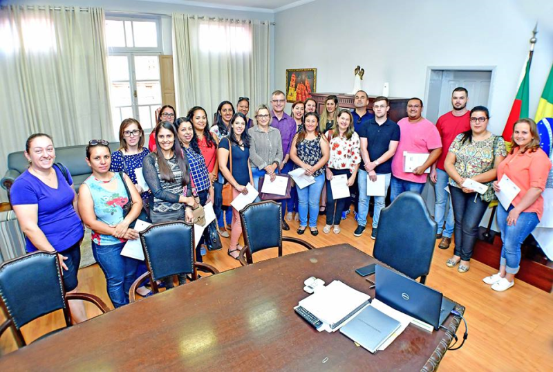 Prefeito nomeia aprovados em Concurso Público