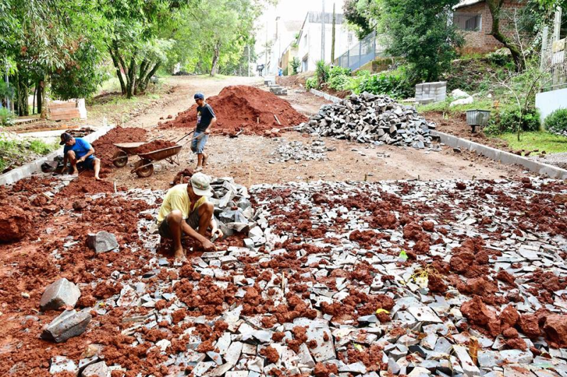 Calçamento aguardado há 30 anos está em execução
