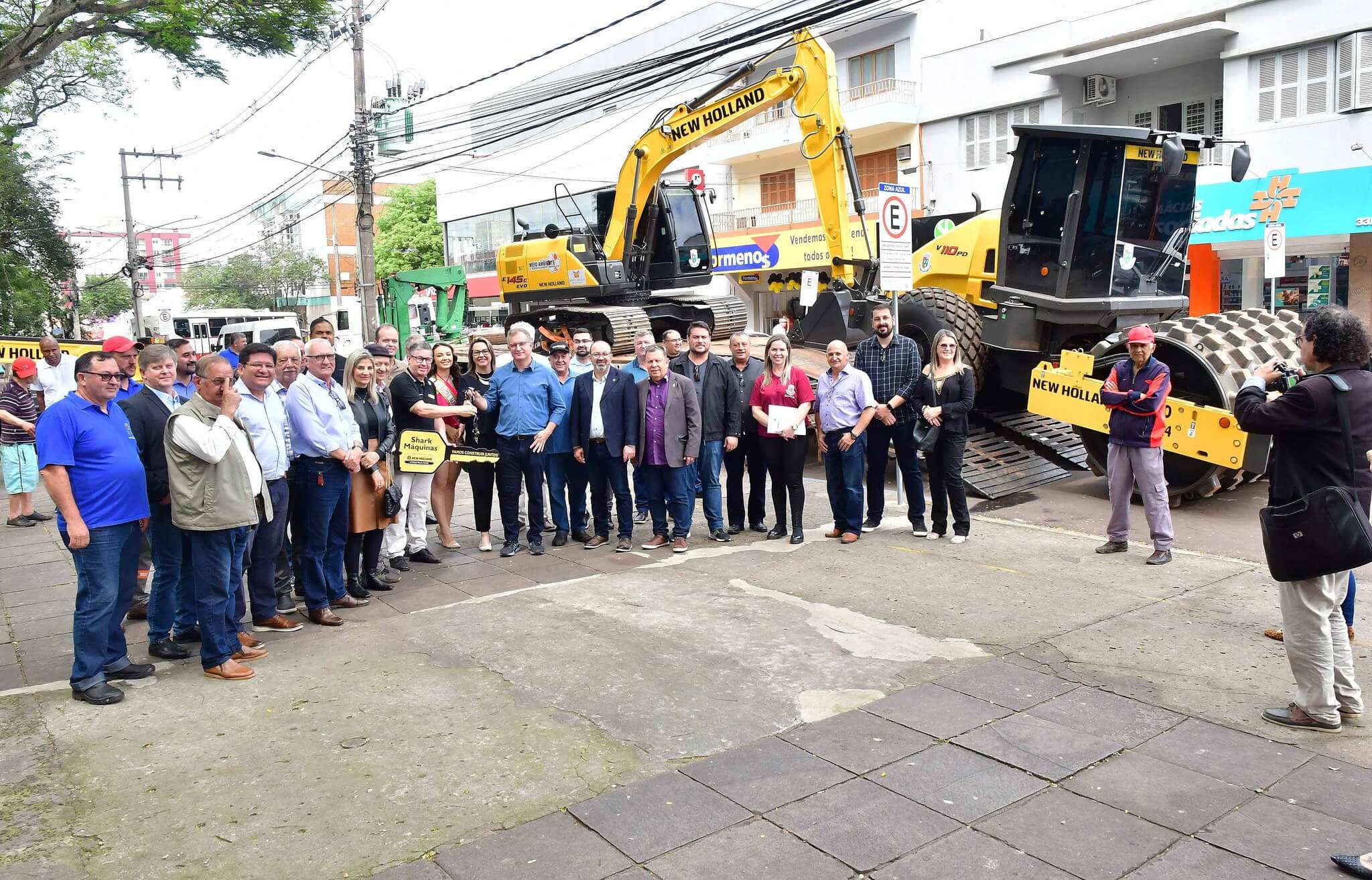 Município entrega mais de R$ 3,8 milhões em máquinas pesadas