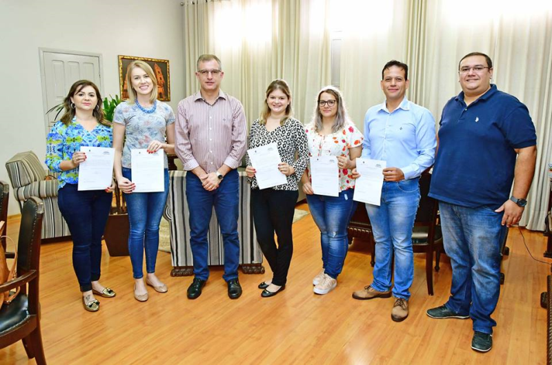 Prefeito empossa aprovados em Concurso Público