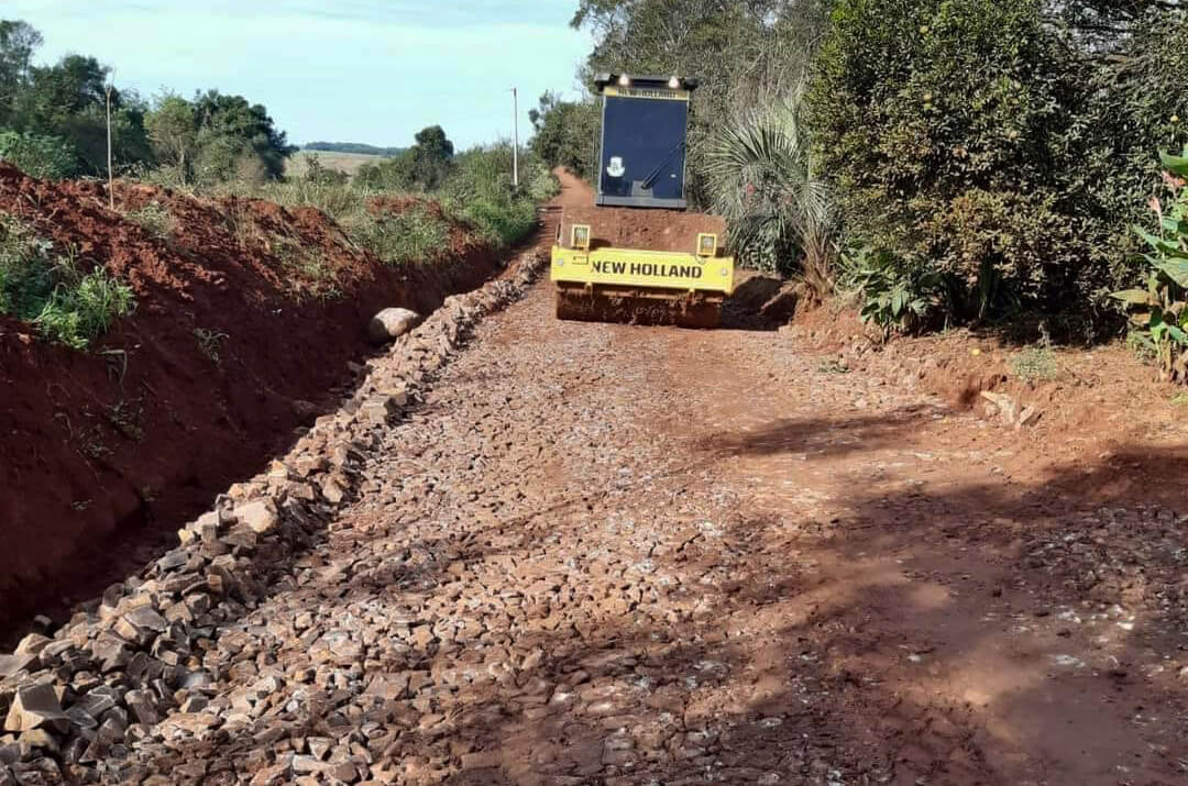 A Secretaria Municipal de Desenvolvimento Rural está realizando um trabalho intenso de recuperação da estrada na localidade de Rincão da Timbaúva.