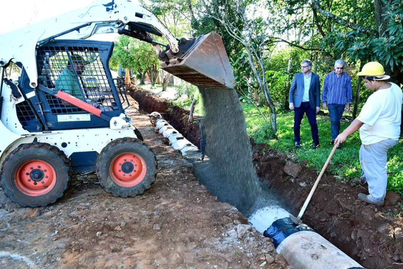 Obras de drenagem pluvial na Venâncio Aires em execução