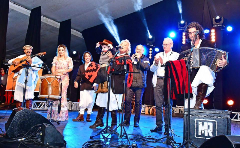 Pedro Ortaça relembra os clássicos da música missioneira em apresentação na FENAMILHO