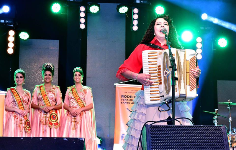 Marinês Siqueira e grupo animam público da FENAMILHO Internacional