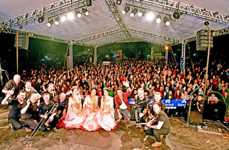 Noite de dois grandes shows gaúchos na FENAMILHO Internacional