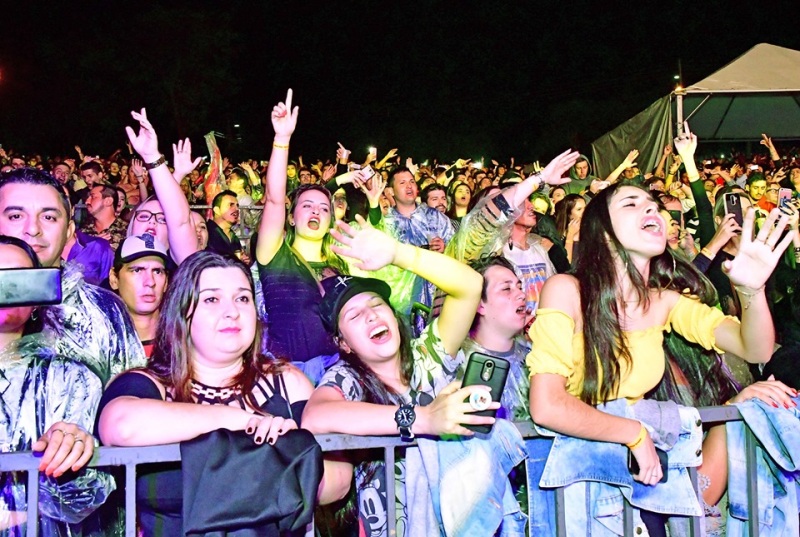 Felipe Araújo conquistou a multidão com megashow na FENAMILHO