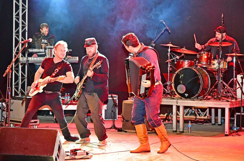 Noite reuniu reggae e rock na FENAMILHO Internacional