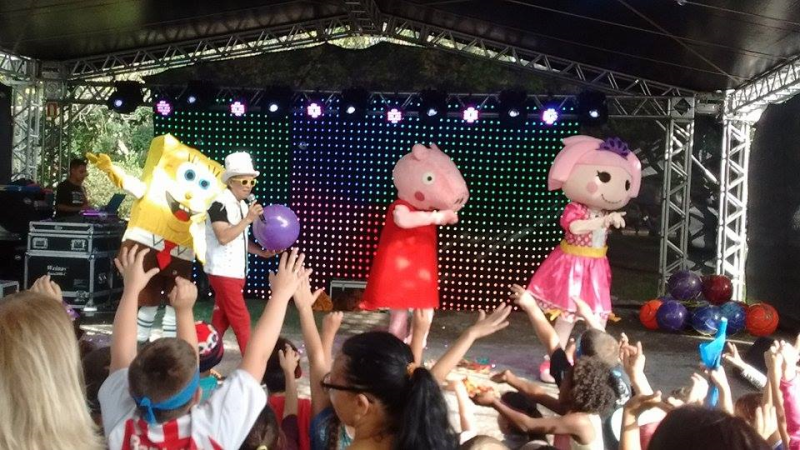 Espetáculo infantil OS PERALTAS anima esta tarde a FENAMILHO Internacional